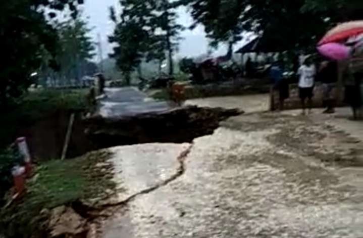 Jalan terputus diterjang banjir. (Foto: Ahmad Sampurno/Ngopibareng.id)