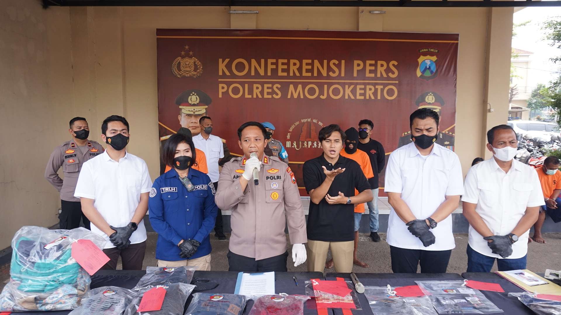 Konferensi pers kasus pembunuhan di Mapolres Mojokerto. (Foto: Deni Lukmantara/Ngopibareng)