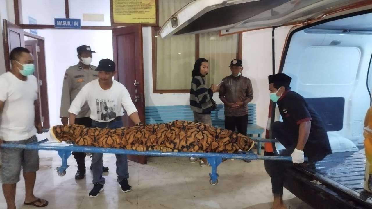 Jenazah Sri Sumartini dibawa pihak keluarga untuk dimakamkan (foto:Muh Hujaini/Ngopibareng.id)