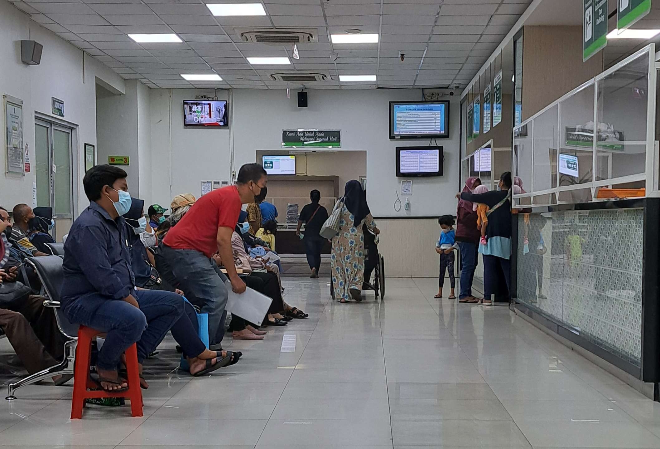 Antrean poli di RSUD dr Soewandhie yang tetap berjalan seperti biasa pasca Walikota Eri Cahyadi marah besar. (Foto: Pita Sari/Ngopibareng.id)