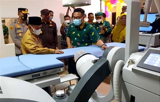 Bupati Situbondo, Karna Suswandi meninjau alat canggih baru pelayanan kesehatan penghancur batu ginjal di RSUD dr. Abdoer Rahem. (Foto: Humas protokol Situbondo)