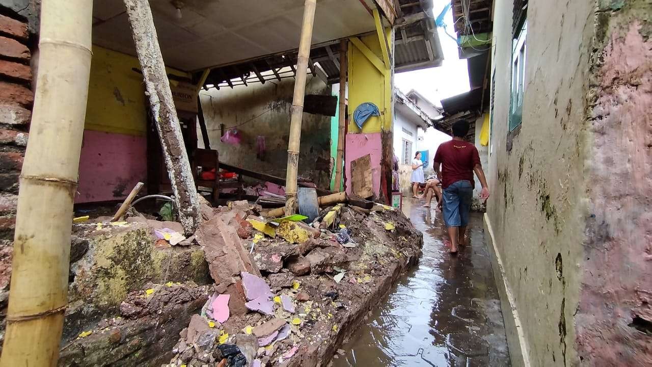 Tembok rumah Ratnawati ambruk akibat terjangan banjir di Banyuwangi yang terjadi pada Senin kemarin (Foto: Muh Hujaini/Ngopibareng.id)