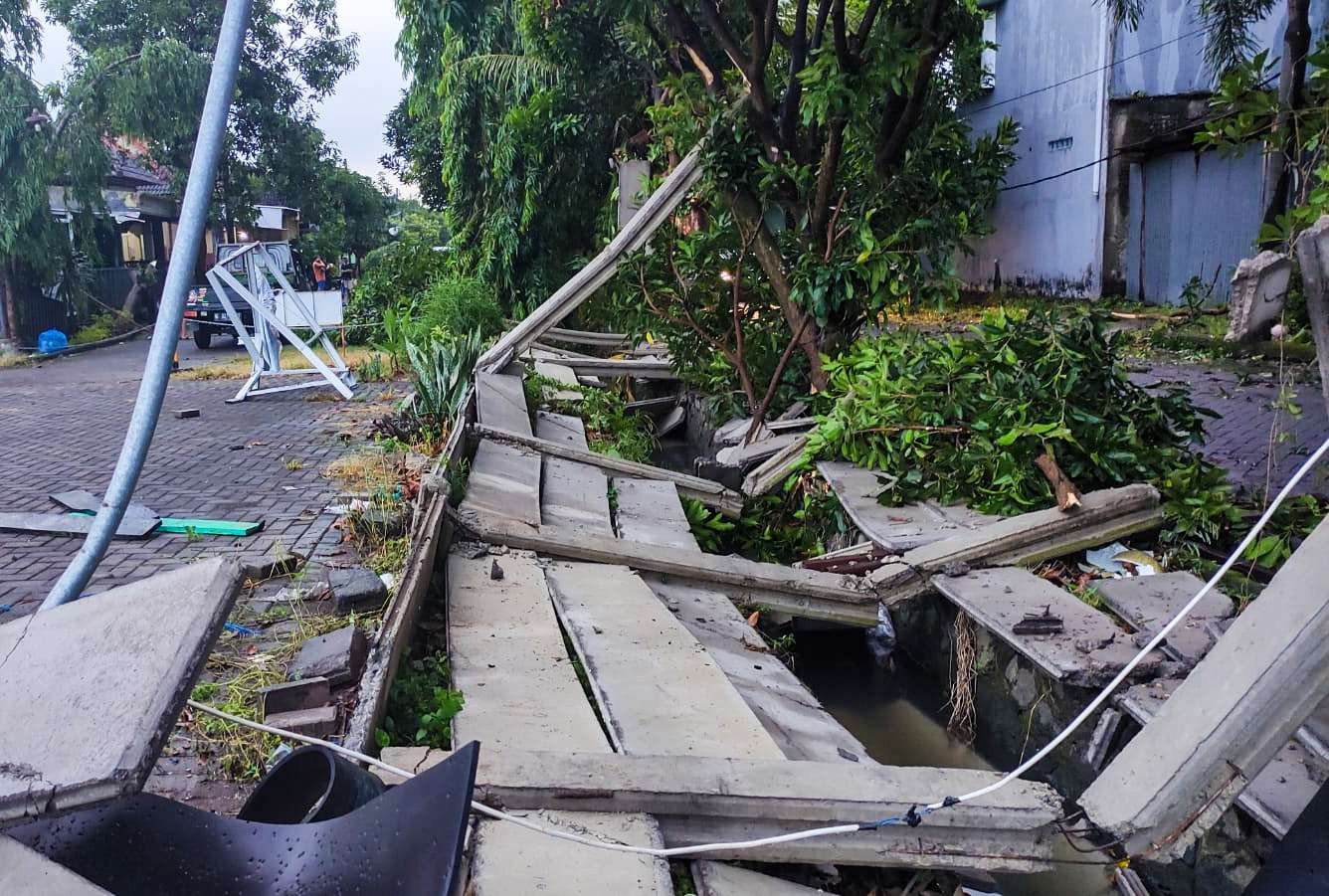 Salah satu pagar pembatas jalan yang roboh akibat diterjang hujan angin di Sidoarjo (Foto: Aini/Ngopibareng.id)