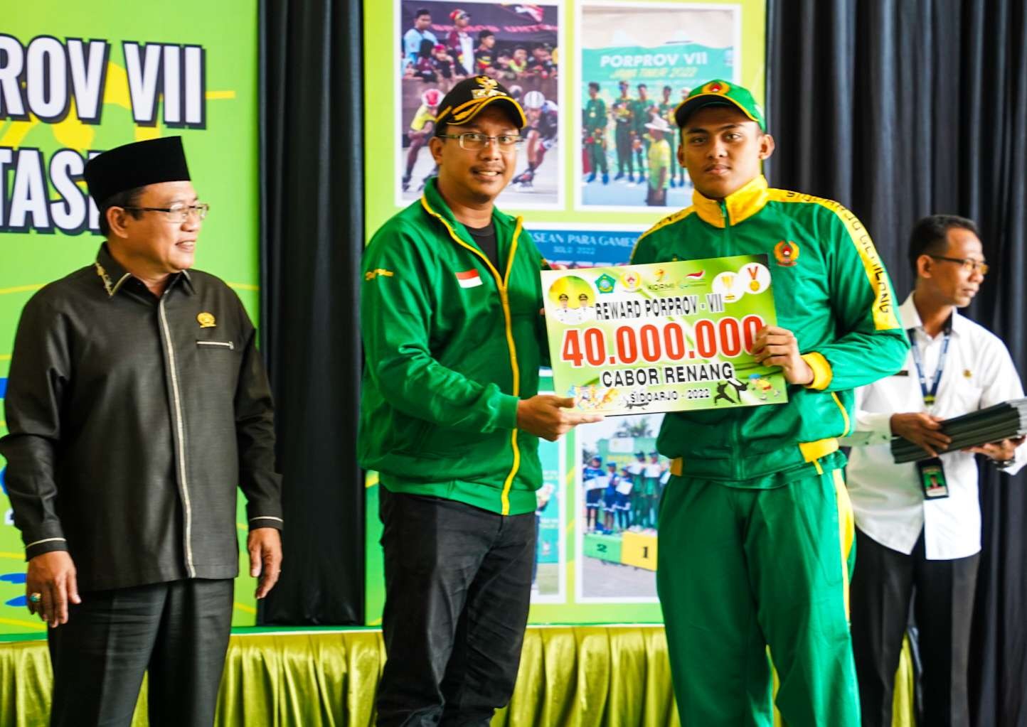 Bupati Sidoarjo, Gus Muhdlor menyerahkan bonus atlet Porprov. (Foto: Aini Arifin/Ngopibareng.id)