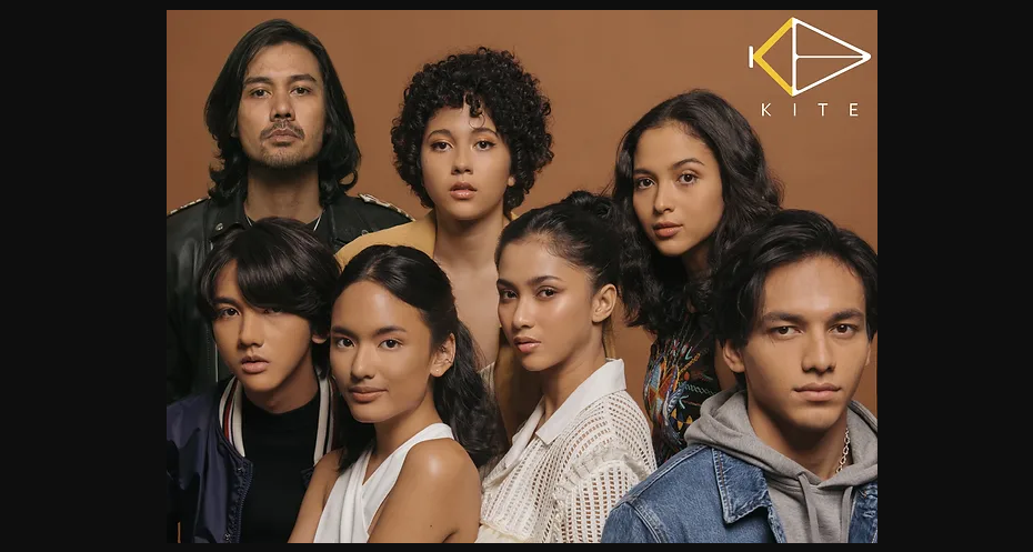 Aktor Chicco Jerikho (kiri belakang) dihujat setelah agensinya, KITE Entertainment mengeluarkan klarifikasi soal isu perselingkuhan Arawinda Kirana, bintang film Yuni. (Foto: KITE)