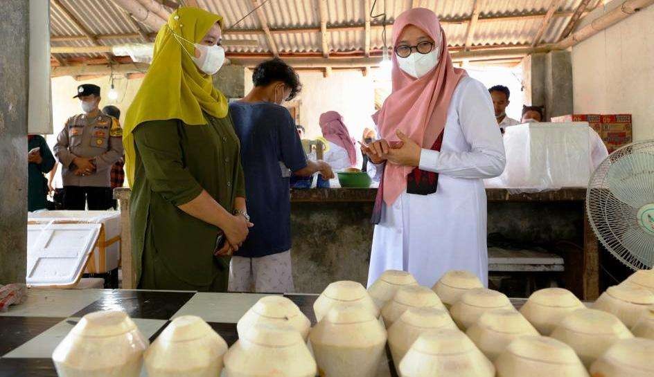 Bupati Banyuwangi Ipuk Fiestiandani melihat usaha degan jelly milik Wulan (foto: Humas Pemkab Banyuwangi)