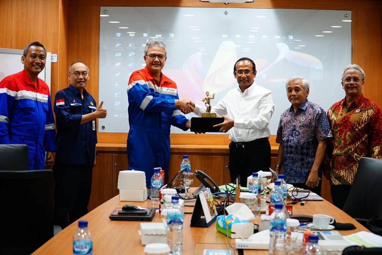 Anggota Dewan Energi Nasional (DEN) Satya Widya Yudha, baju putih pada kunjungan ke Proyek Pengembangan Lapangan Unitisasi Gas JTB,Senin 28 November 2022 (foto: Humas Pertamina)