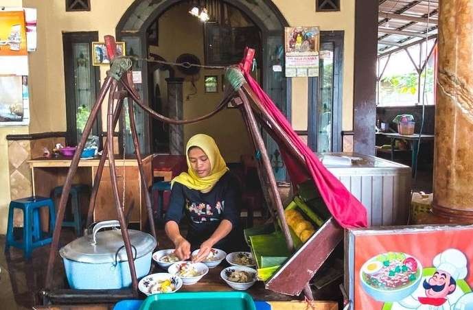 Soto Ayam Kraksaan Pak Koya di Mayjen Sutoyo, Kelurahan Patokan, Kecamatan Kraksaan, Kabupaten Probolinggo. (Foto: Ikhsan Mahmudi/Ngopibareng.id)