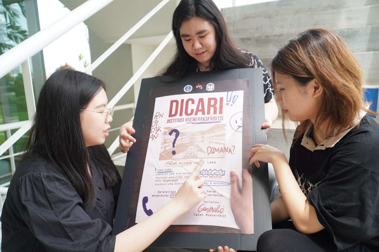 Tim Asix yang digawangi oleh Olyvia Irene Hunggianto, Yohanaa dan Alexandra Christie Aileen pemenang juara 1 lomba poster. (Foto: dokumentasi UK Petra)