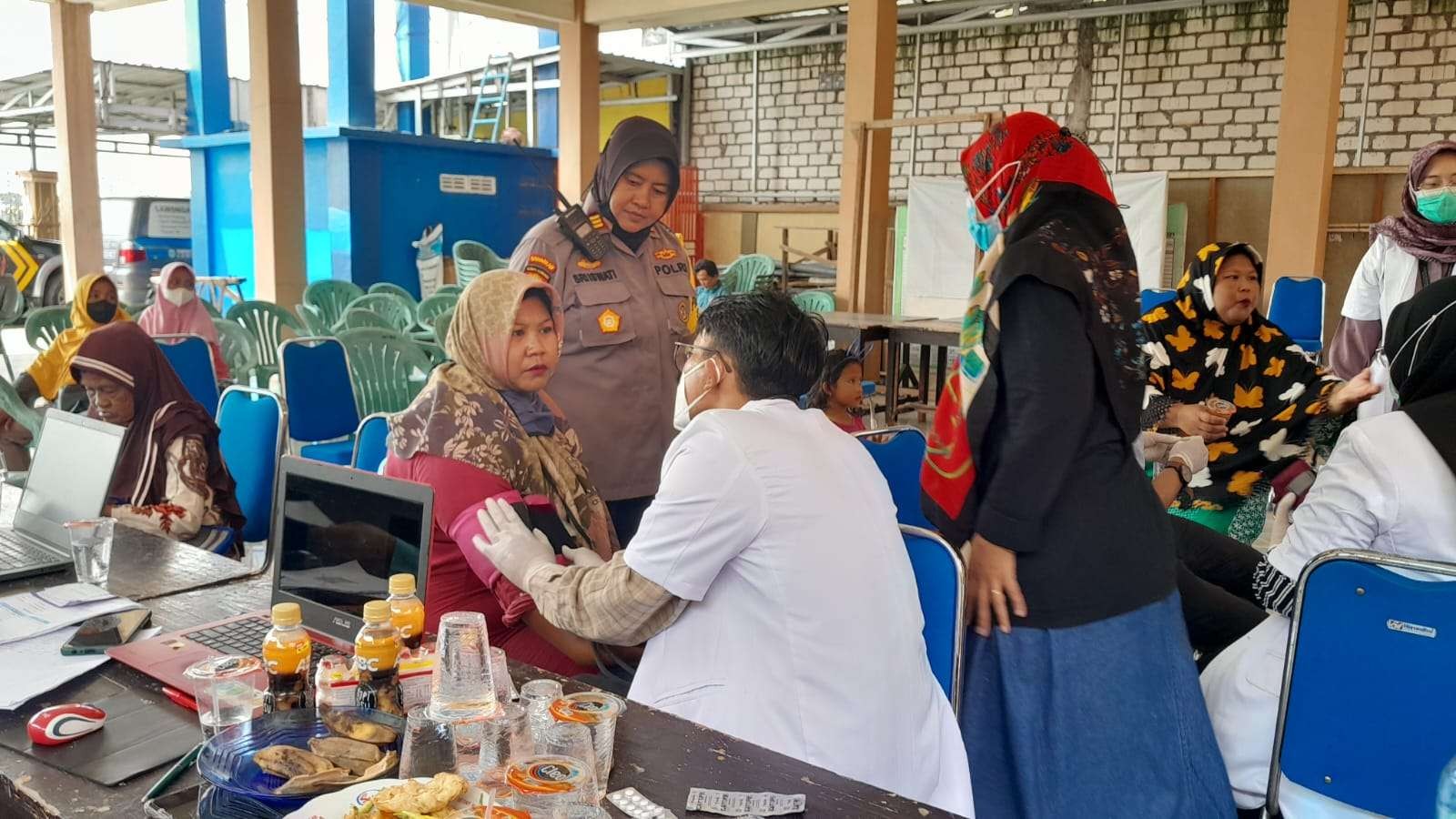 Kapolsek Deket, AKP Sri Iswati memberi semangat warga yang divaksin di Desa Laladan, Kecamatan Deket, Lamongan, Jawa Timur. (Foto: Istimewa)