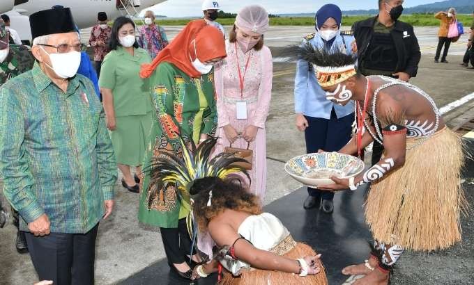 Wapres KH Ma'ruf Amin tiba  di Kaimana disambut tarian adat selamat datang. (Foto: BPMI Setwapres)