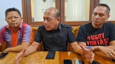 Ketua Tim Kuasa Hukum Aremania Menggugat, Djoko Tritjahjana (tengah) menyampaikan terkait dengan proses hukum Tragedi Kanjuruhan (Foto: istimewa)