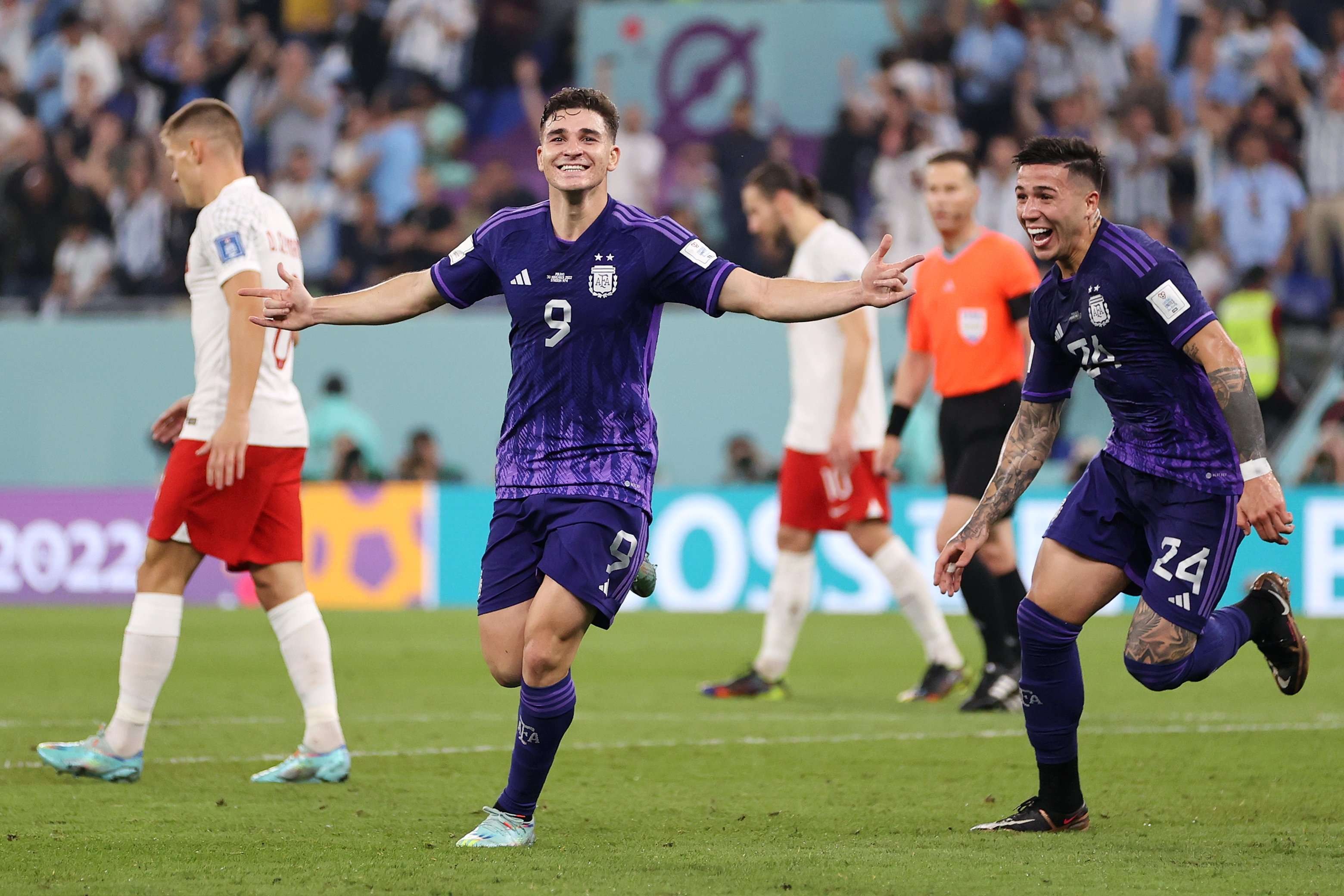 Julian Alvarez mencetak gol kedua Argentina saat mengalahkan Polandia 2-0. (Foto: Twitter/@FIFAWorldCup)