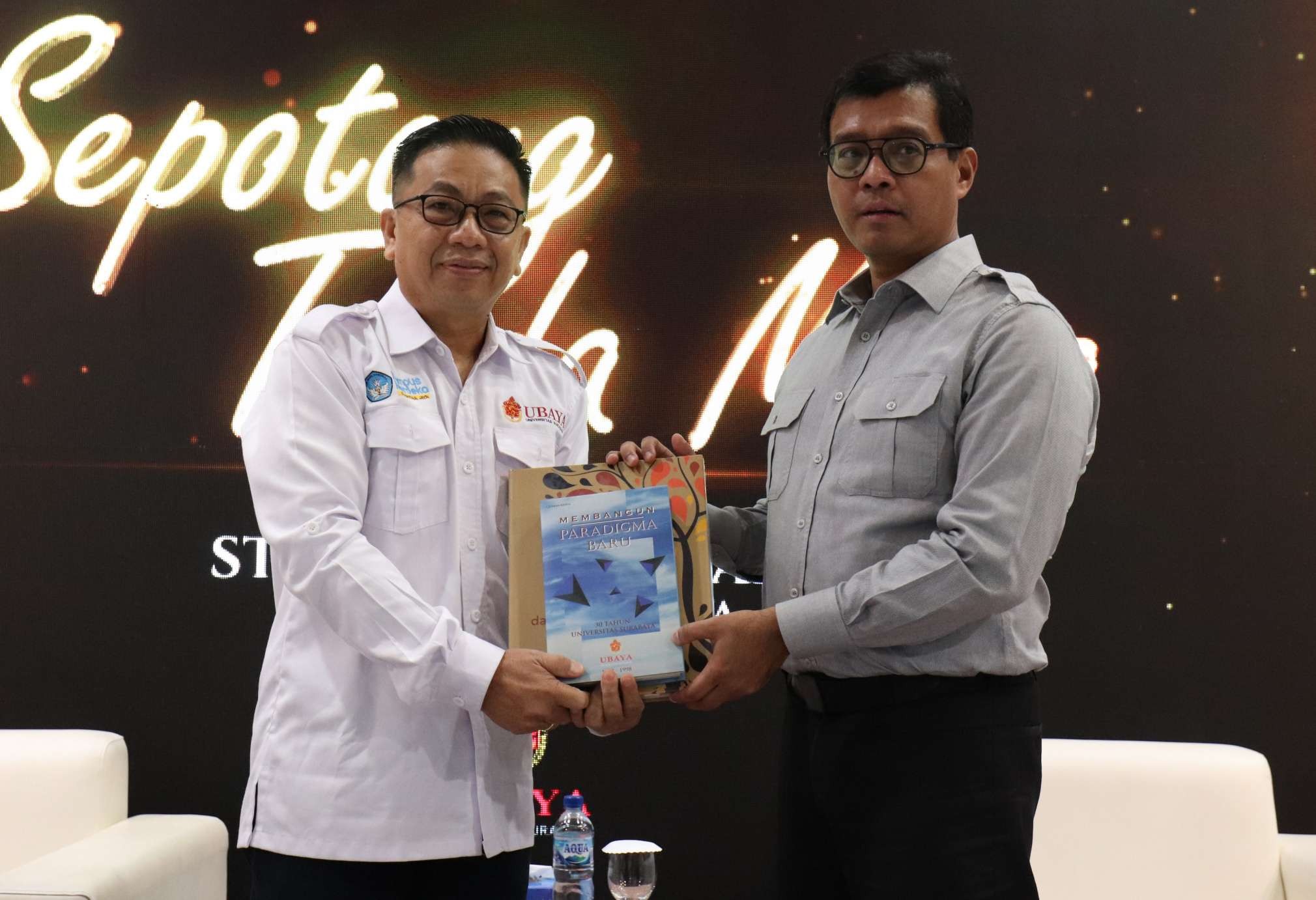 Rektor Ubaya, Dr. Ir. Benny Lianto bersama Gubernur Lembaga Ketahanan Nasional Republik Indonesia (Lemhannas RI), Andi Widjajanto. (Foto: Pita Sari/Ngopibareng.id)