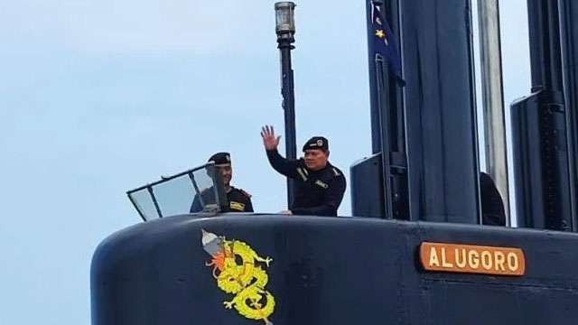 Kepala Staf Angkatan Laut yang juga calon Panglima TNI Laksamana TNI Yudo Margono, berada di atas kapal selam KRI Alugoro-405 di Dermaga 100 Tanjung Priok, Jakarta Utara, hari Senin (28 November) lalu. Jayamahe. (Foto:Ngopibareng.Id/Syaiful Hakim/Antara)