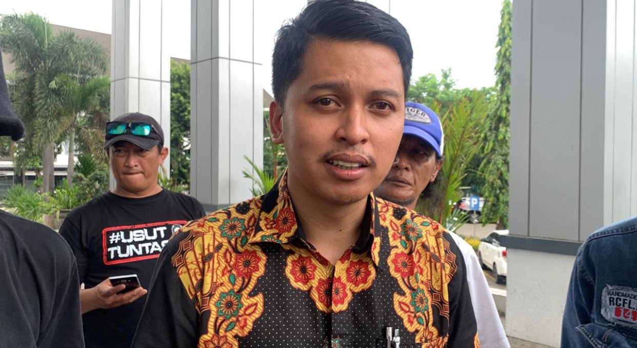 Pendamping Hukum Tim Gabungan Aremania (TGA), Anjar Nawan Yusky saat datangi Kejati Jatim. Berkas perkara tragedi Kanjuruhan dikembalikan lagi oleh Kejati Jatim ke Polda Jatim. (Foto: Andhi Dwi/Ngopibareng.id)