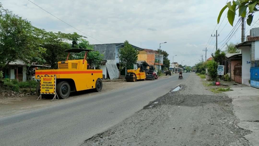 Proyek jalan Desa Wringinrejo-Kedungmaling, Kecamatan Sooko. (Foto: Deni Lukmantara/Ngopibareng.id)