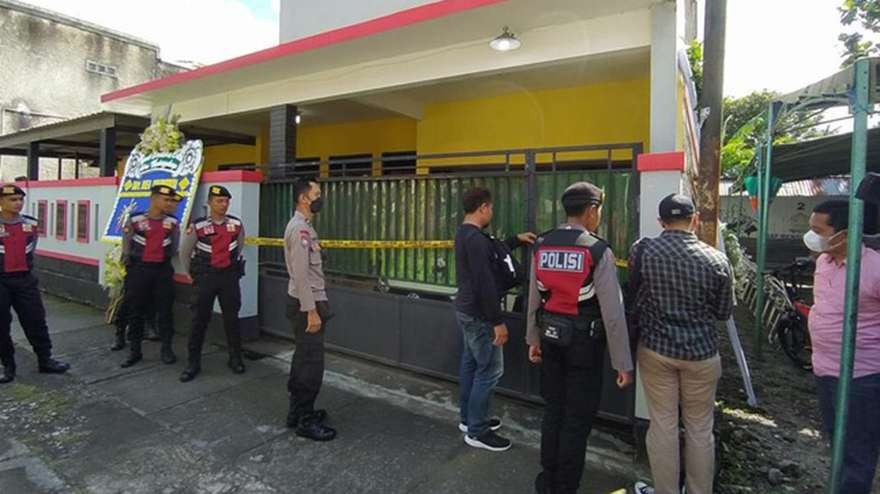 Polda Jawa Tengah melakukan olah TKP di rumah sekeluarga tewas diracun anak di Mertoyudan, Kabupaten Magelang. (Foto: Detik)