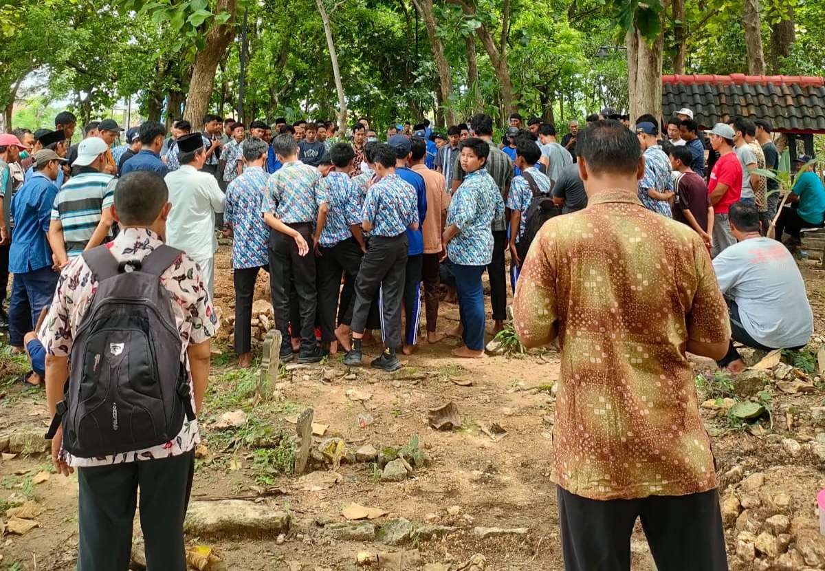 Pemakaman korba diantar kawan sekolahnya.(Foto: Istimewa)