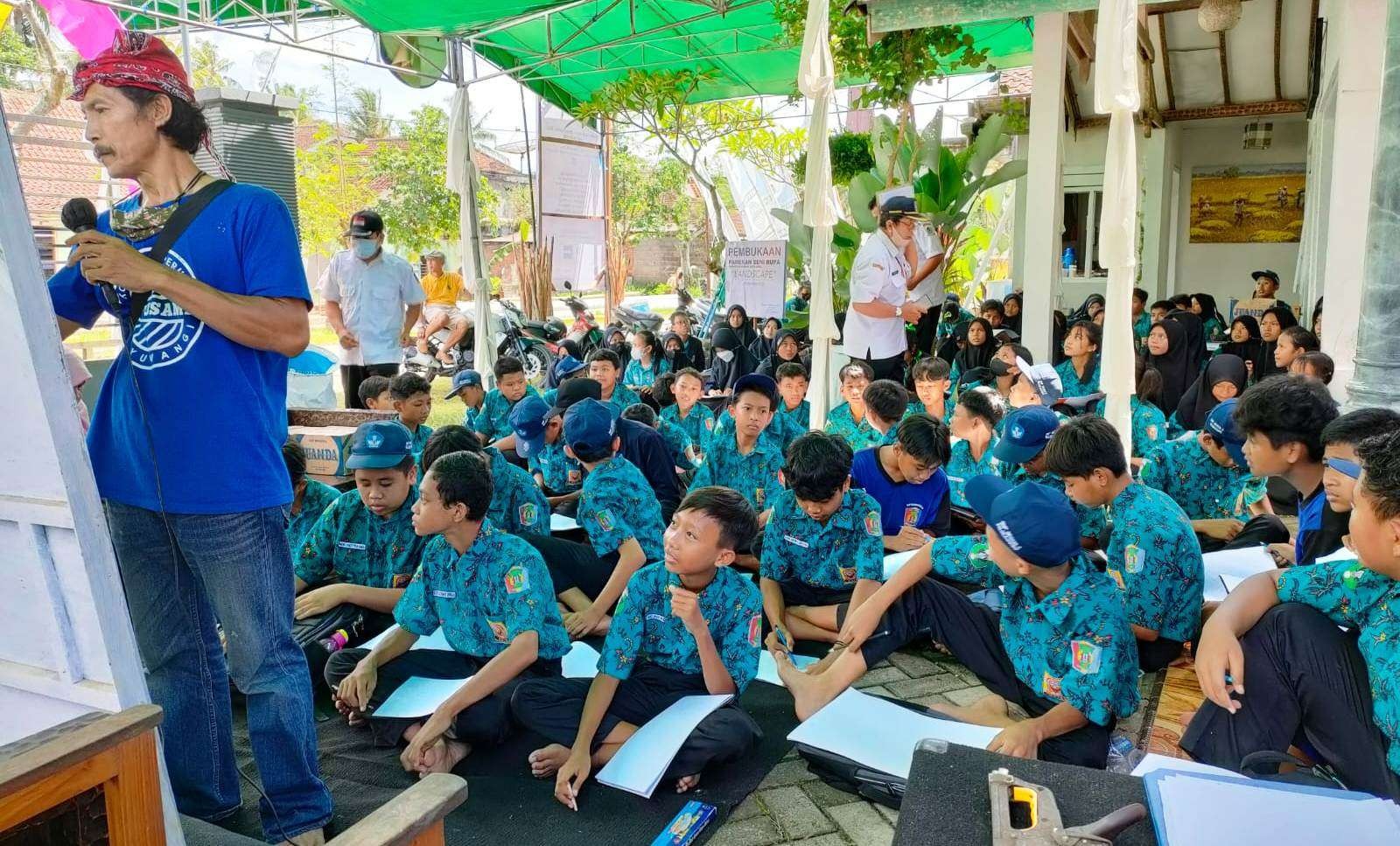 Puluhan pelajar mengikuti workshop seni rupa yang dilakukan seniman yang tergabung dalam Kelompok Satu Sama (foto: istimewa)