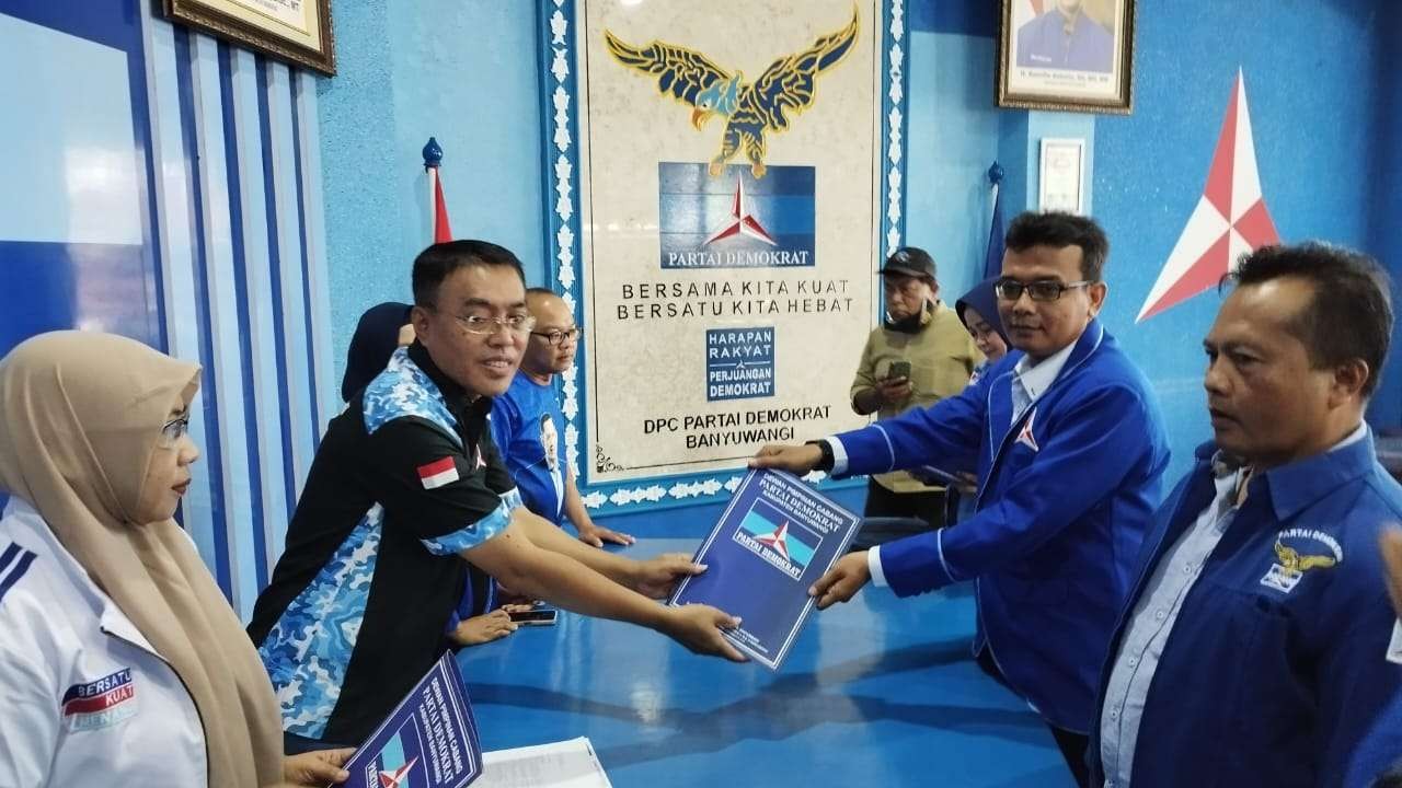 Ketua Bapilu DPC Partai Demokrat Banyuwangi Iwan Rudianto (kiri) menyerah formulir pada Bacaleg yang mendaftar  (Foto: Muh Hujaini/Ngopibareng.id)