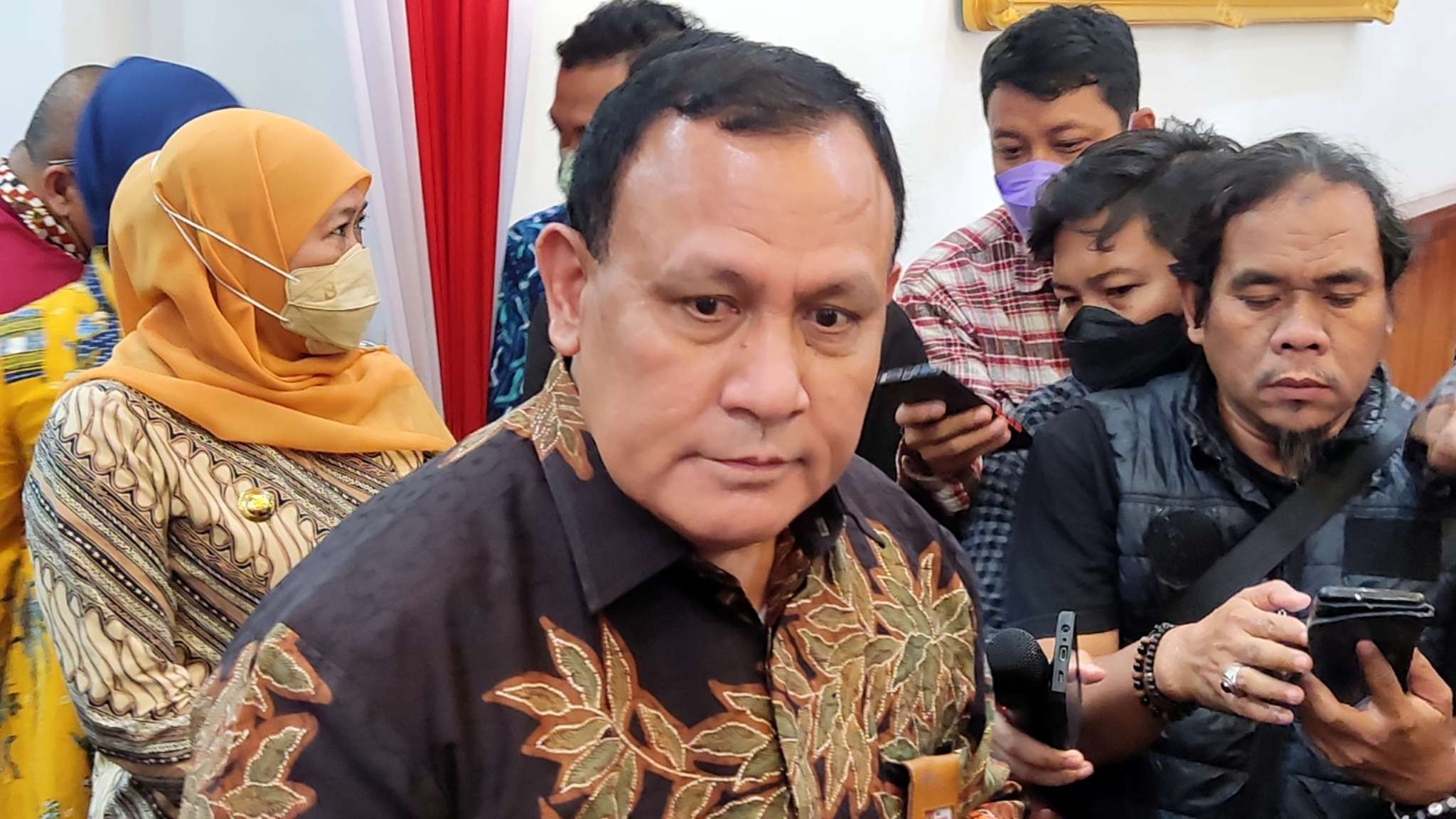 Ketua Komisi Pemerantasan Korupsi (KPK), Firli Bahuri memberikan keterangan usai peringatan Hari Anti Korupsi Sedunia di Gedung Negara Grahadi, 1 Desember 2022. Peringatan ini juga dihadiri oleh Bupati Bangkalan, Abdul Latif Amin Imron yang menjadi tersangka korupsi. (Foto: Fariz Yarbo/Ngopibareng.id)