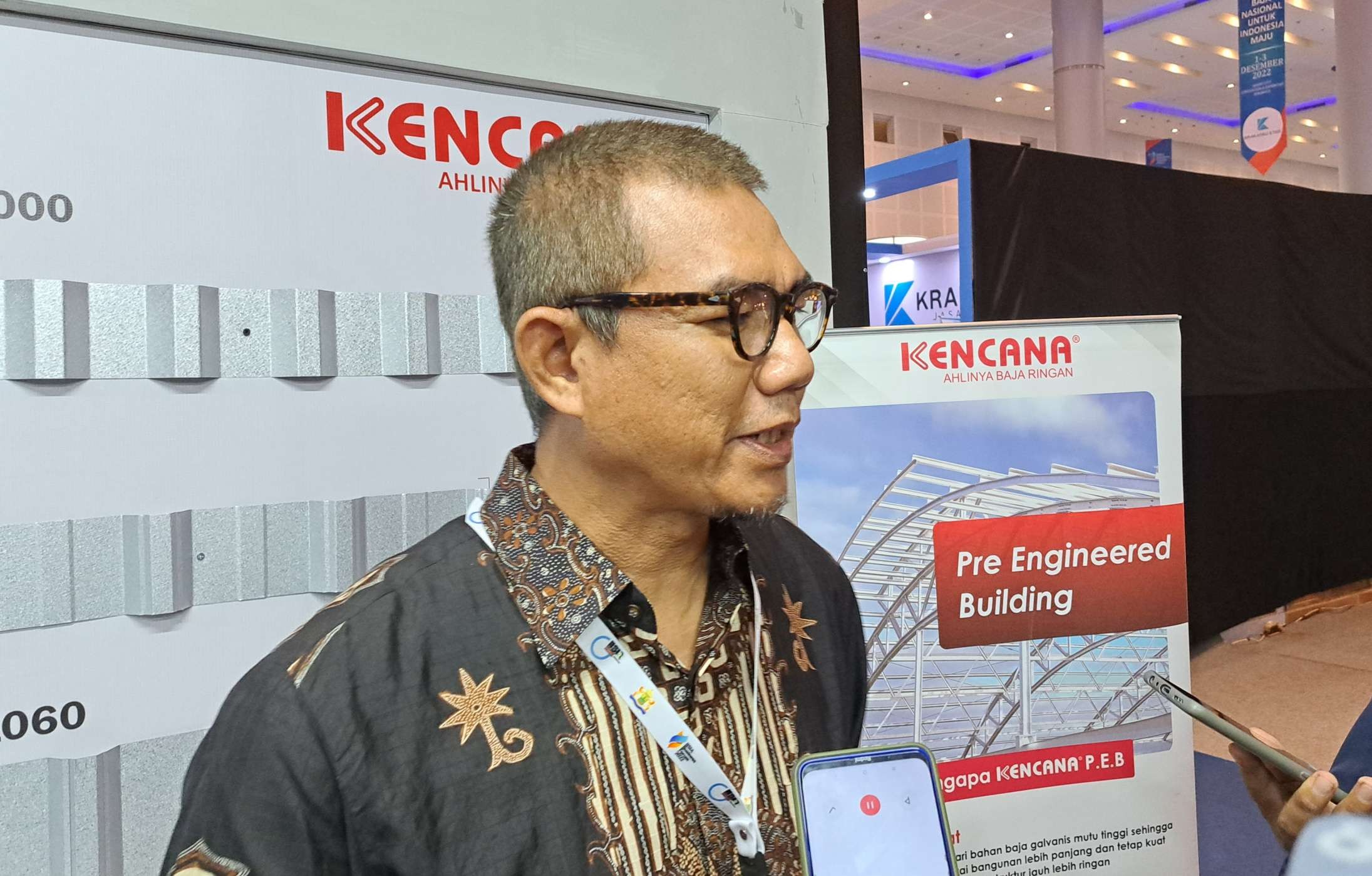 General Manager Project Departement PT Kencana Maju Bersama (KMB) Rachmat Sulaiman saat menyampaikan promo yang ditawarkan. (Foto: Pita Sari/Ngopibareng.id)