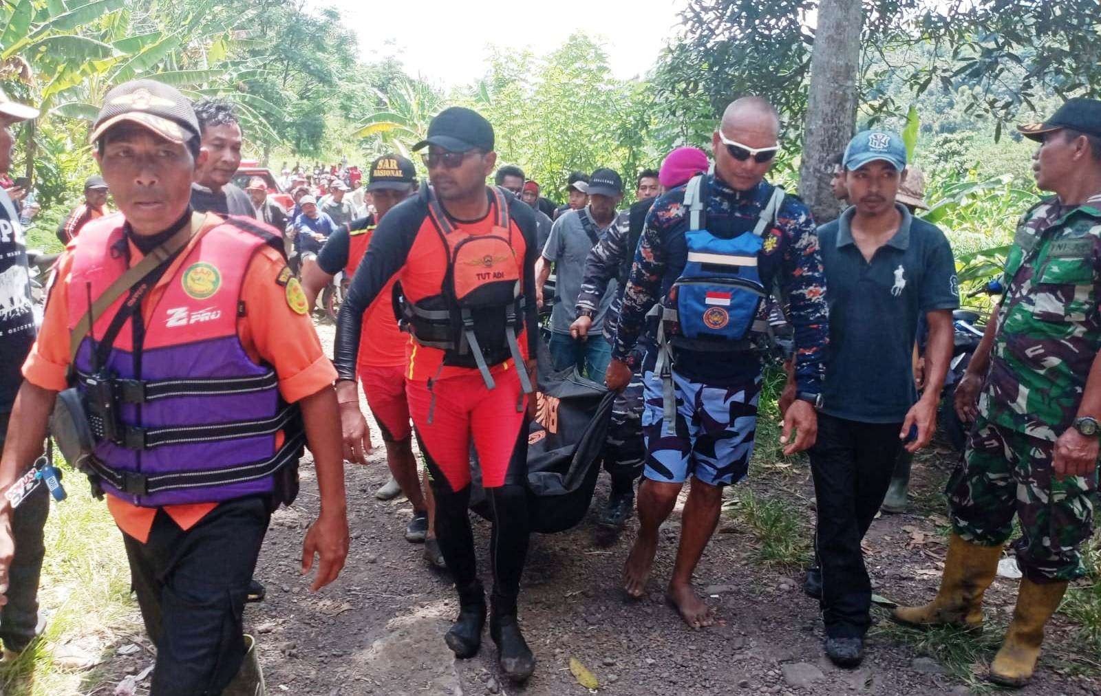 Tim SAR Gabungan mengevakuasi korban yang tenggelam di Bendungan Titab. (Foto: Istimewa)