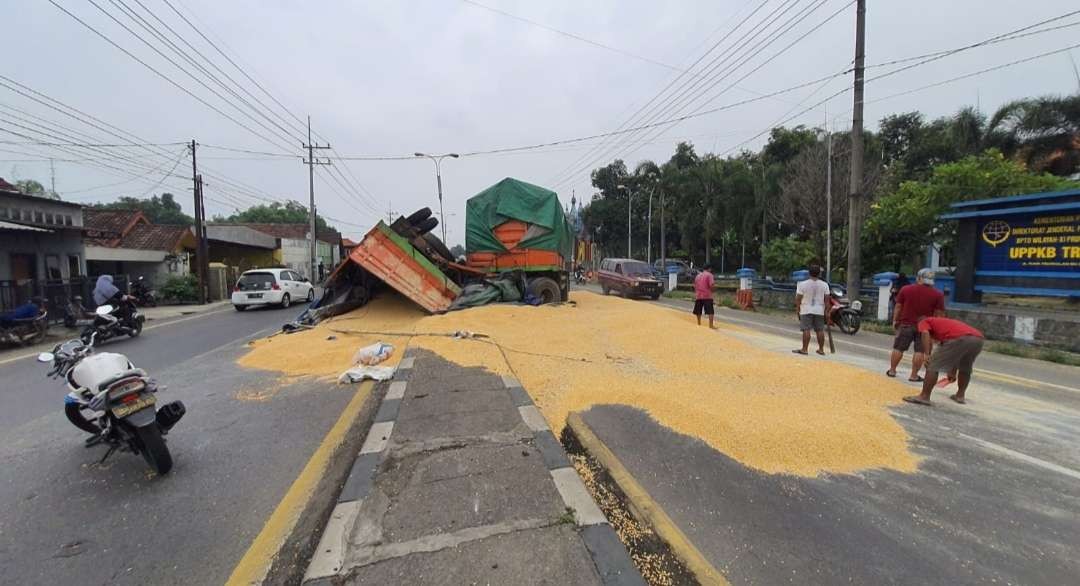 Truk gandeng muatan jagung terguling. (Foto: Deni Lukmantara/Ngopibareng.id)