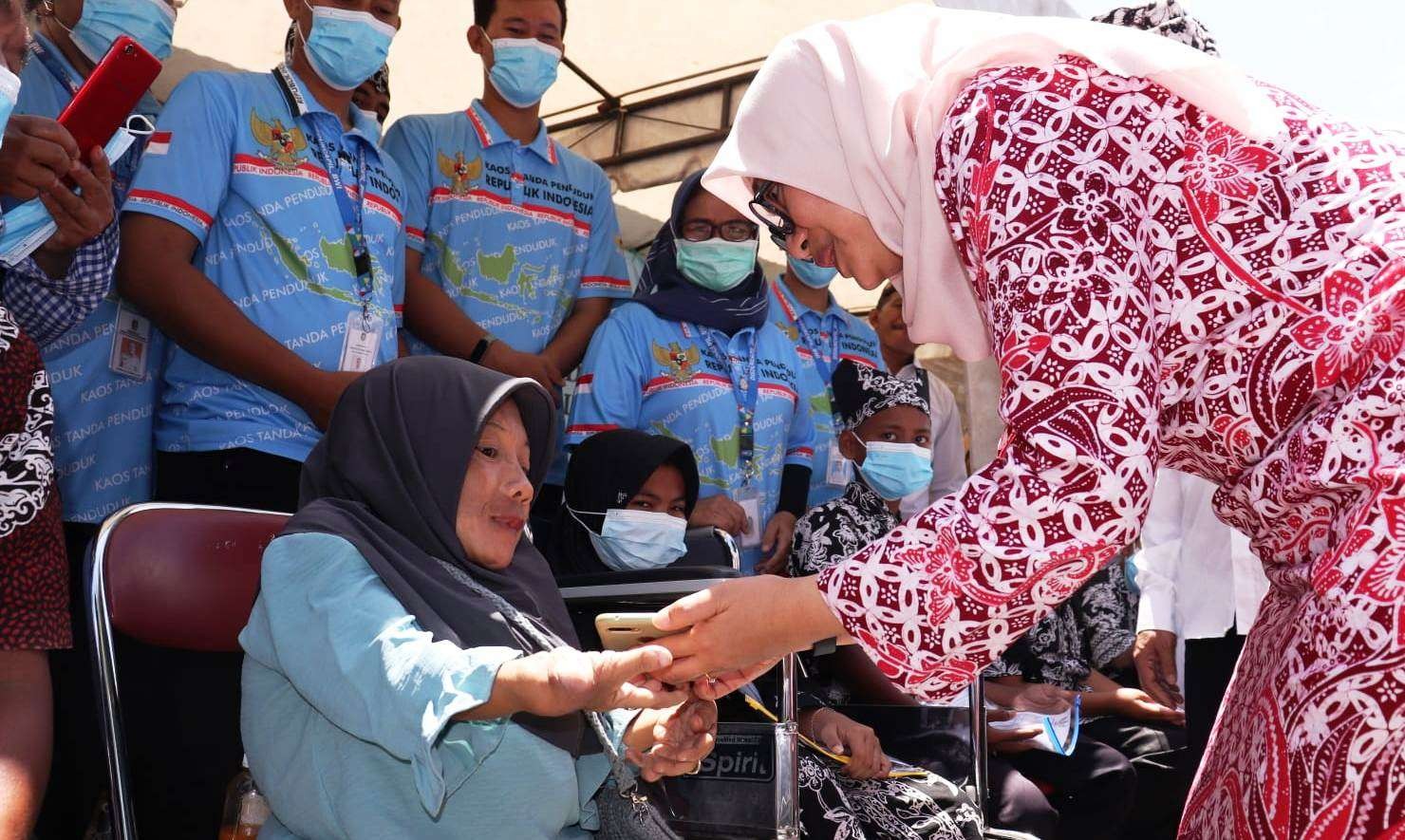 Bupati Banyuwangi Ipuk Fiestiandani menyapa salah satu penyandang disabilitas (Foto: Istimewa)