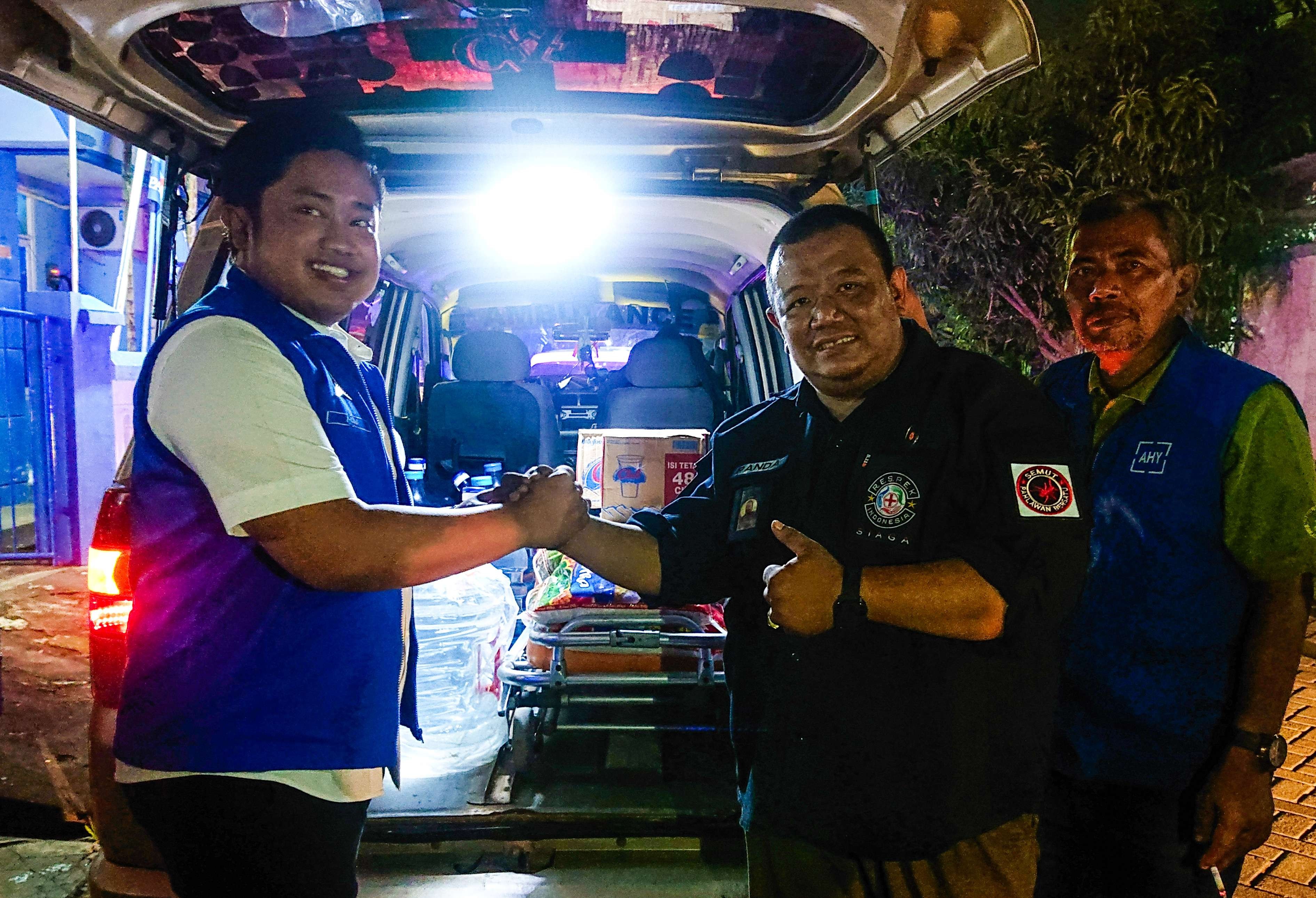 Pemberangkatan bantuan kemanusiaan untuk korban gempa Cianjur dari Partai Demokrat Sidoarjo. (Foto: Aini/Ngopibareng.id)