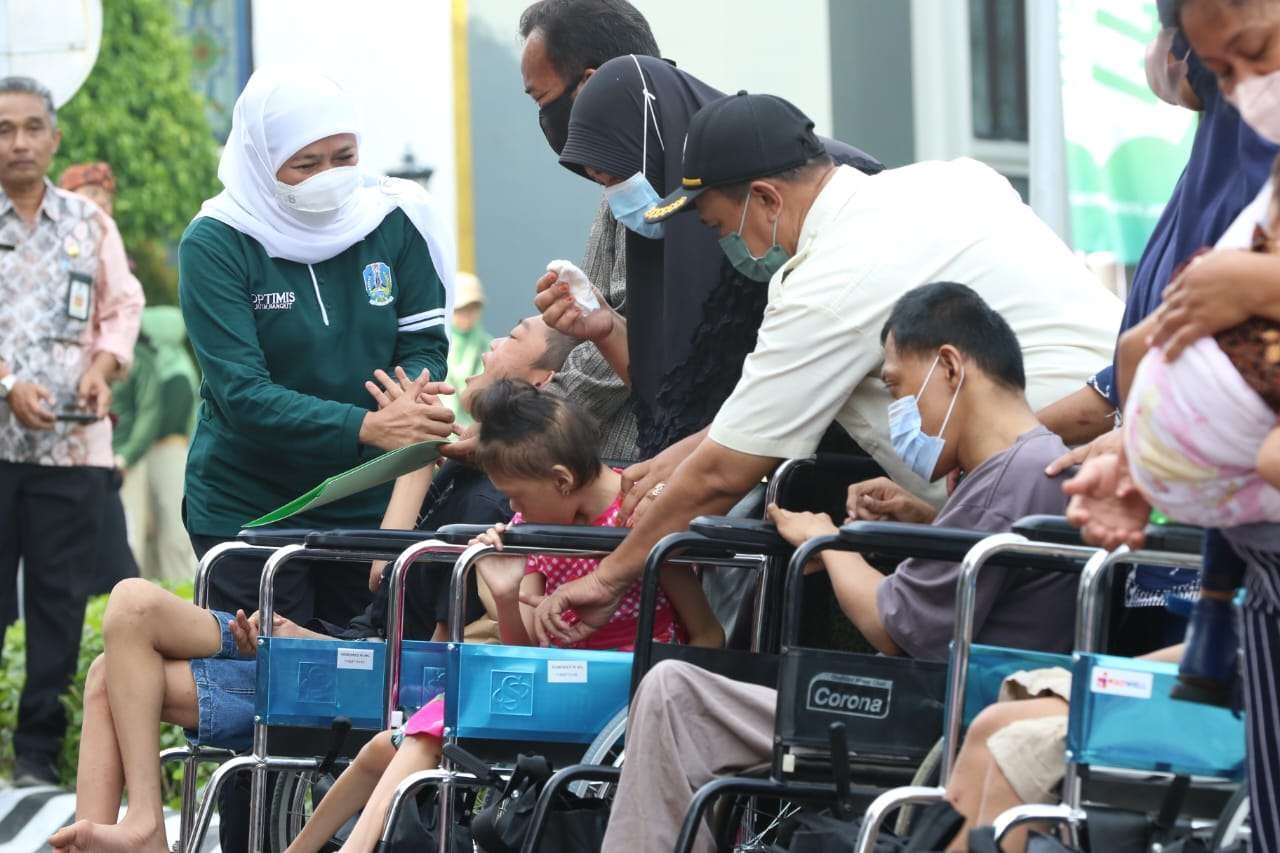 Gubernur Jatim, Khofifah Indar Parawansa saat menemui penyandang disabilitas. (Foto: Humas Prov Jatim)