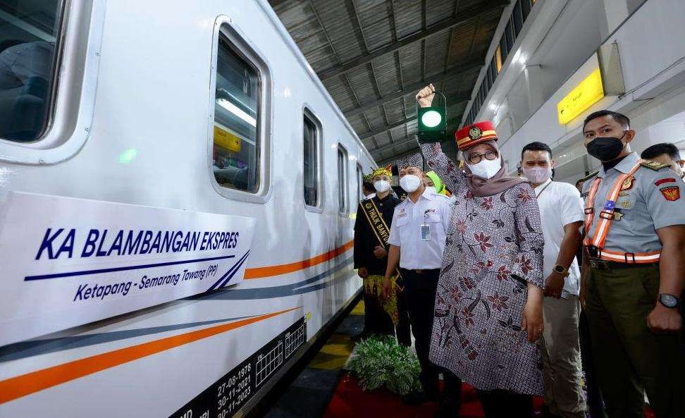 Bupati Banyuwangi Ipuk Fiestiandani bersama Vice President KAI Dop 9 Jember meresmikan pengoperasian KA Blambangan Ekspres. (Foto: Muh Hujaini/Ngopibaren.id)