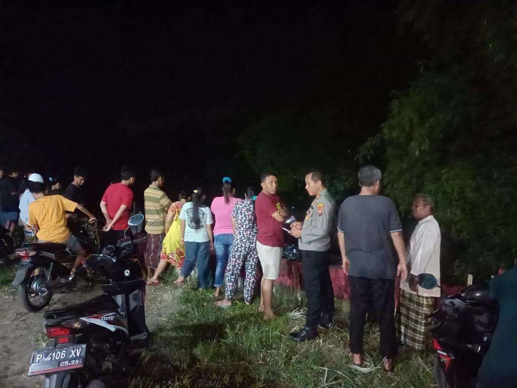 Warga bersama petugas melakukan pencarian korban di sekitar sungai (Foto: Istimewa)