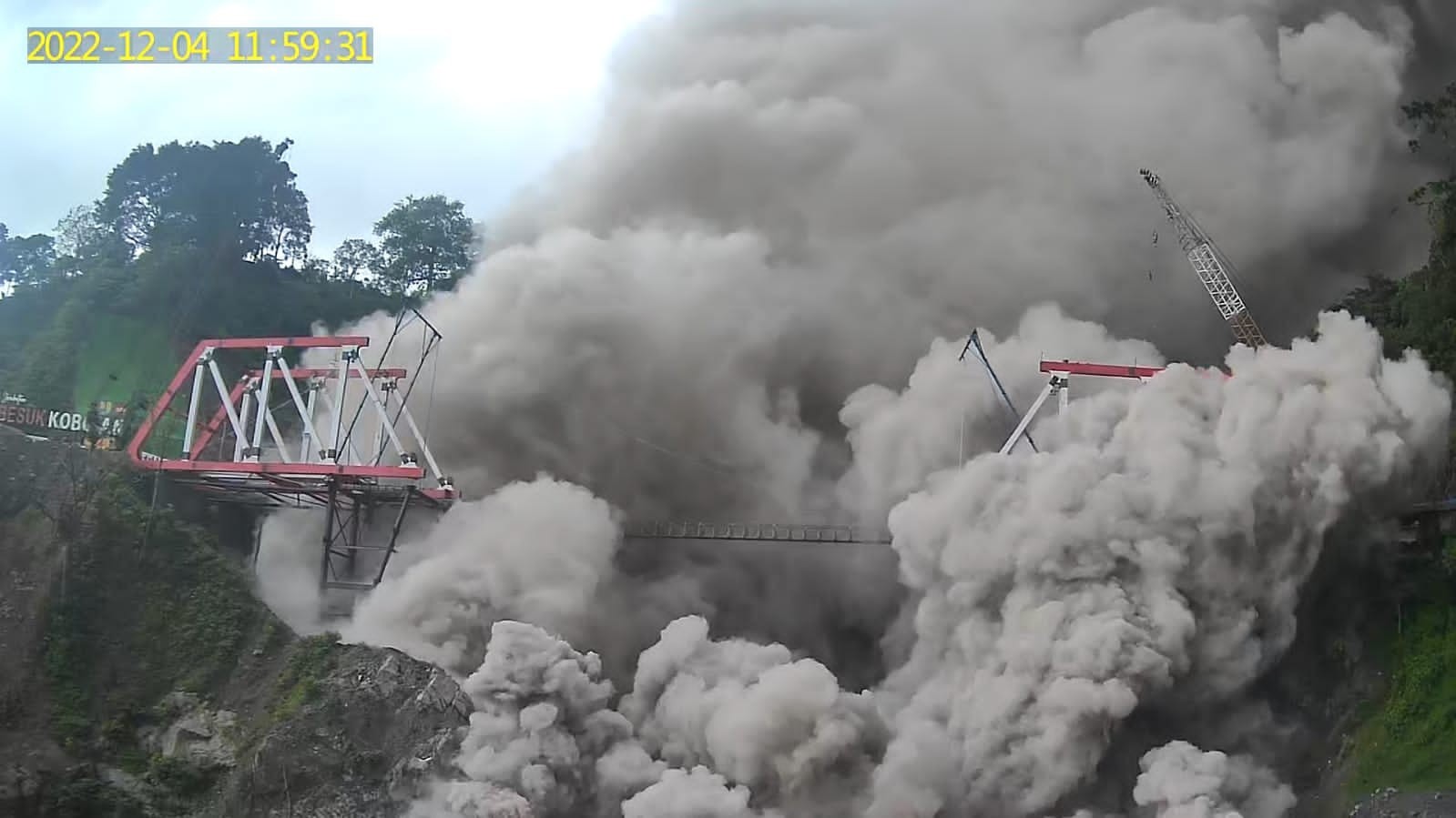 Awan panas melewati kawasan proyek Jembatan Gladak Perak, Lumajang. (Foto: Tangkapan Video Youtube)