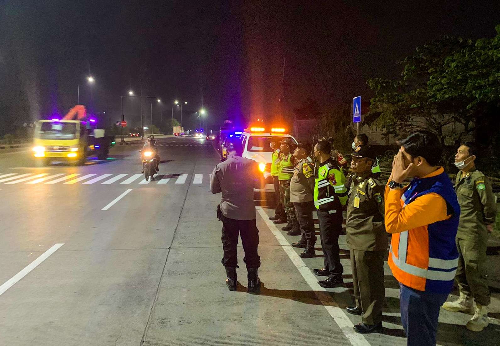 Aparat gabungan di Sidoarjo patroli antisipasi gangster. (Foto: Aini Arifin/Ngopibareng.id)