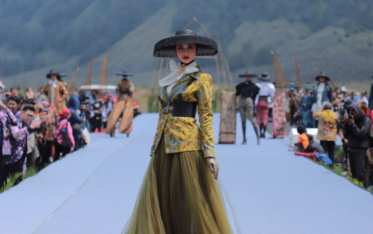 Gelaran  East Java Fashion Harmony (EJFH) 2022 di kawan Segoro Wedi, Gunung Batok, Taman Nasional Bromo Tengger Semeru (TNBTS). (Foto: Dok. Infokom Jatim)