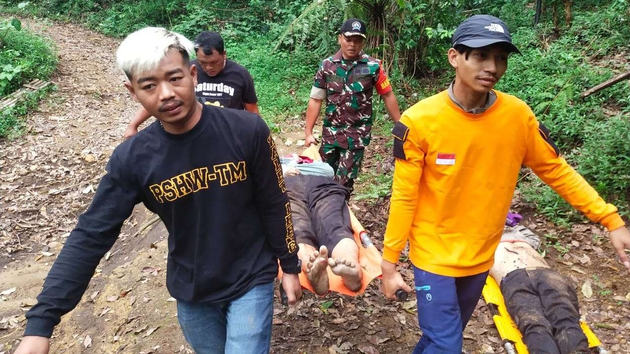 Evakuasi penumpang bus pariwisata yang masuk jurang di Magetan. (Foto: Dokumentasi TNI)