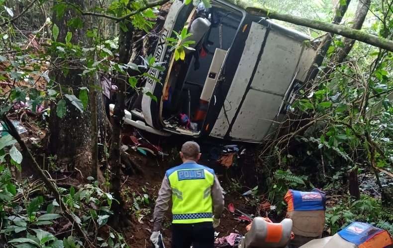 Ini penampakan bus pariwisata yang masuk jurang di Magetan. (Foto: Dokumentasi Polres Magetan)