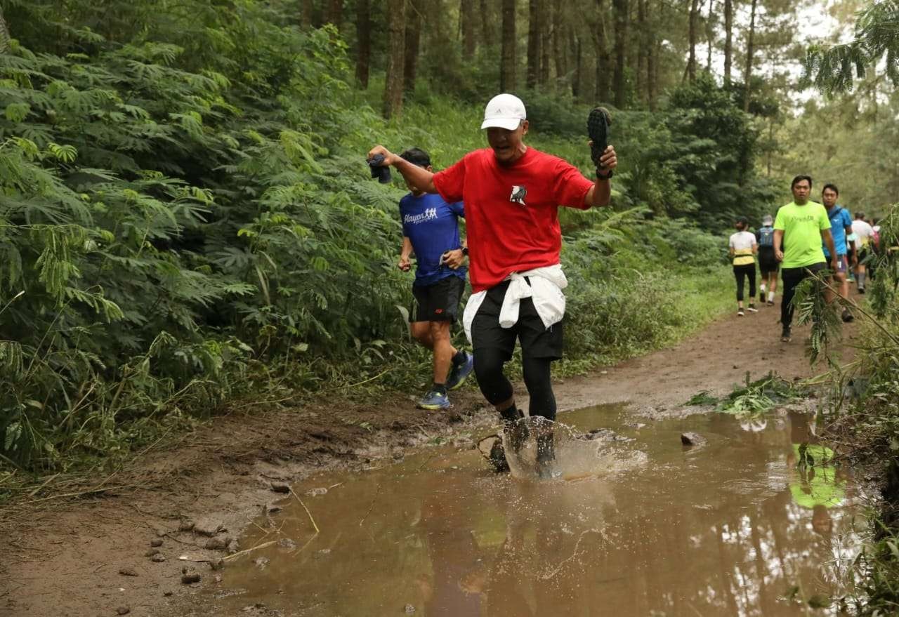 Gubernur Jawa Tengah Ganjar Pranowo ikut memeriahkan event Siksorogo Trail Run Lawu Utara, Minggu 4 Desember 2022. (Foto: Pemprov Jateng)