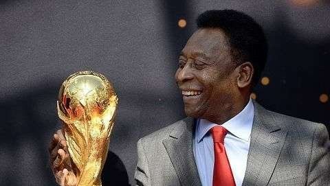 Pele bersama trofi Piala Dunia yang ia raih di masa keemasannya. (Foto: Instagram/@pele)