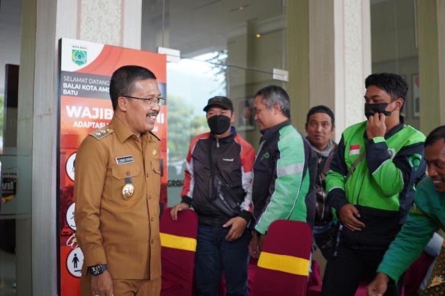 Wakil Walikota Batu, Punjul Santoso saat menghadiri pembagian BLT BBM bagi para sopir angkot dan ojek di kompleks Balaikota Among Tani, Kota Batu (Foto: Humas Pemkot Batu)