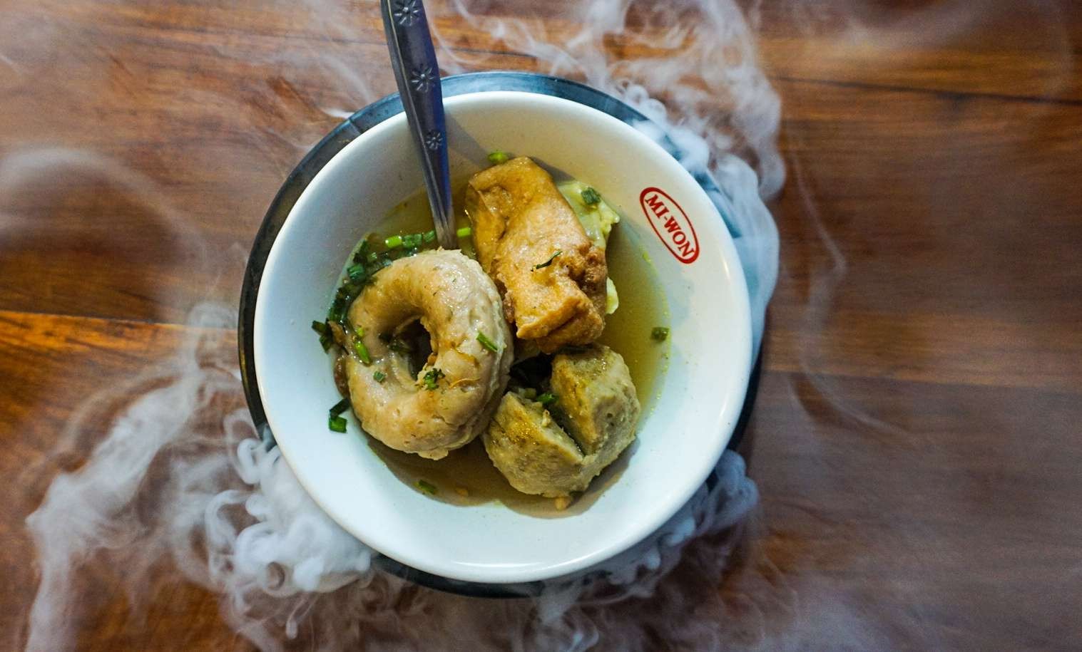 Bakso Nitrogen Sidoarjo, sensasi makan bakso berasap. (Foto: Aini Arifin/Ngopibareng.id)