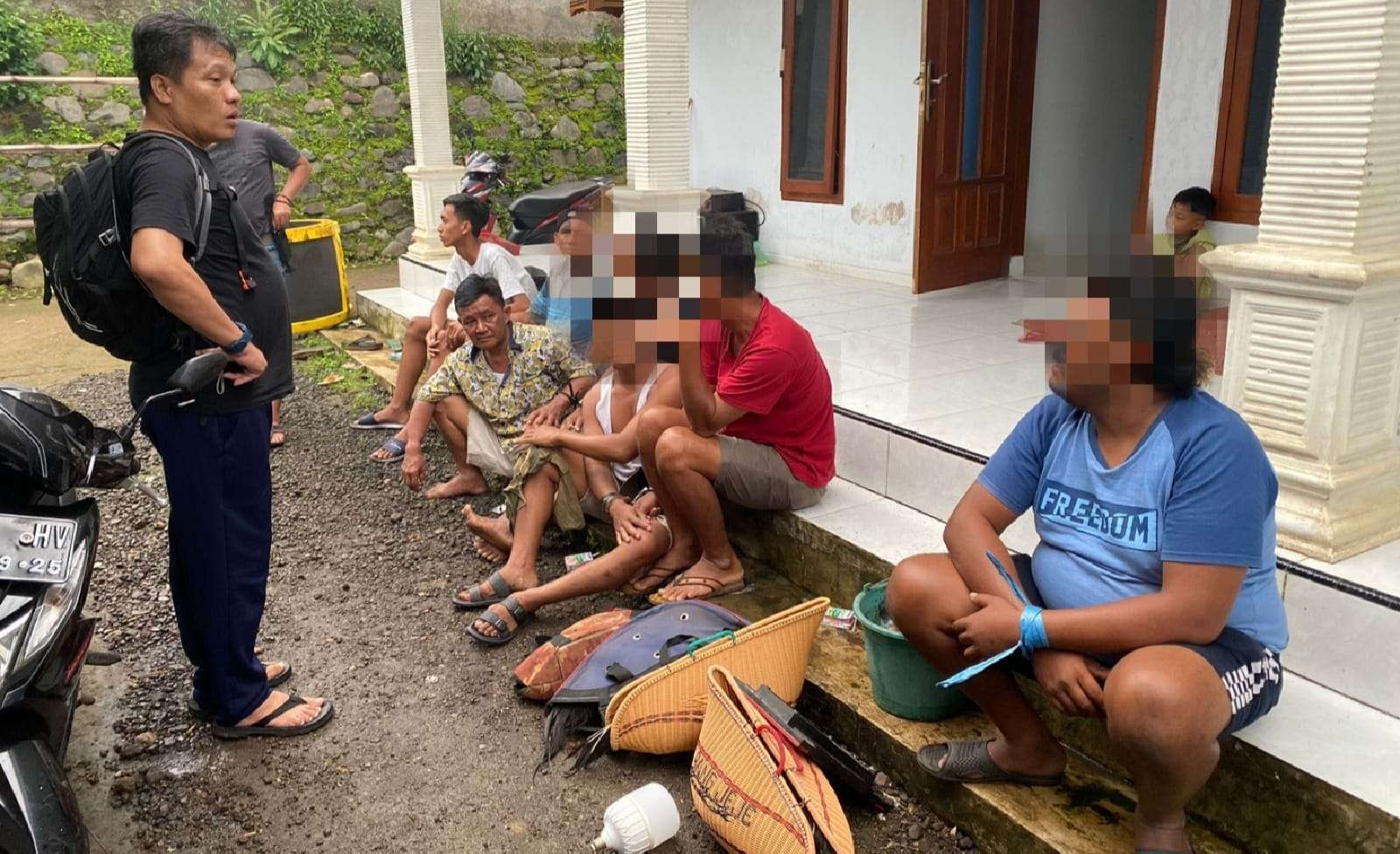 Beberapa tersangka judi ayam dengan tangan diikat setelah tertangkap (Foto: Istimewa)