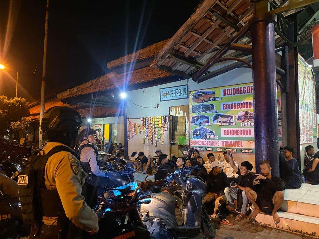 Tim Taktis Sat Sabhara Bojonegoro menggelar patroli di beberapa tempat yang digunakan tempat kumpul remaja di Bojonegoro. (Foto: dok. Humas Polres Bojonegoro)