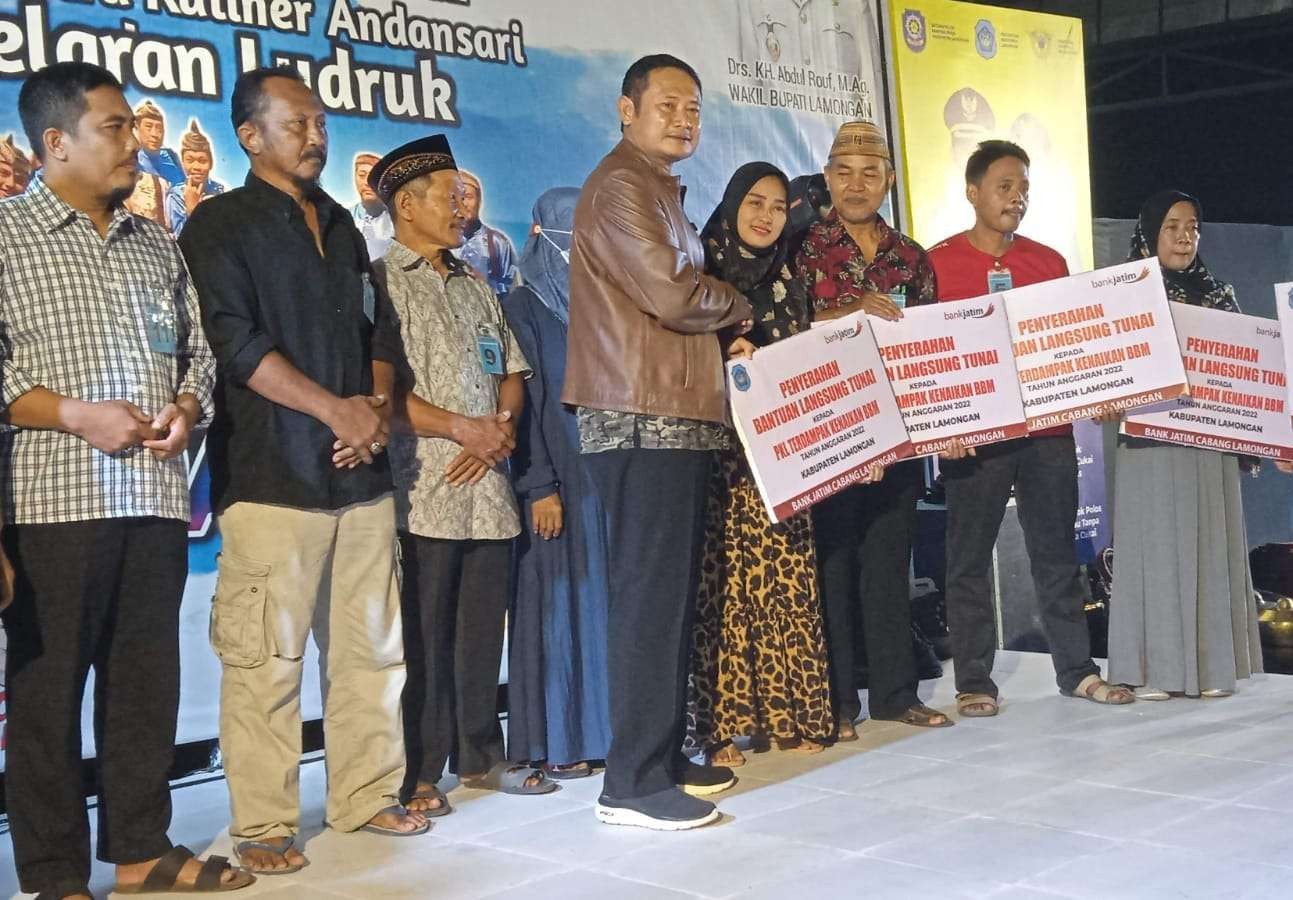 Keterangan Foto: Bupati Lamongan Yuhronur Efendi menyerahkan bantuan langsung tuna kepada PKL saat pentas ludruk sosialisasi gempur rokok ilegal (Foto:Imron Rosidi/Ngopibareng.id)