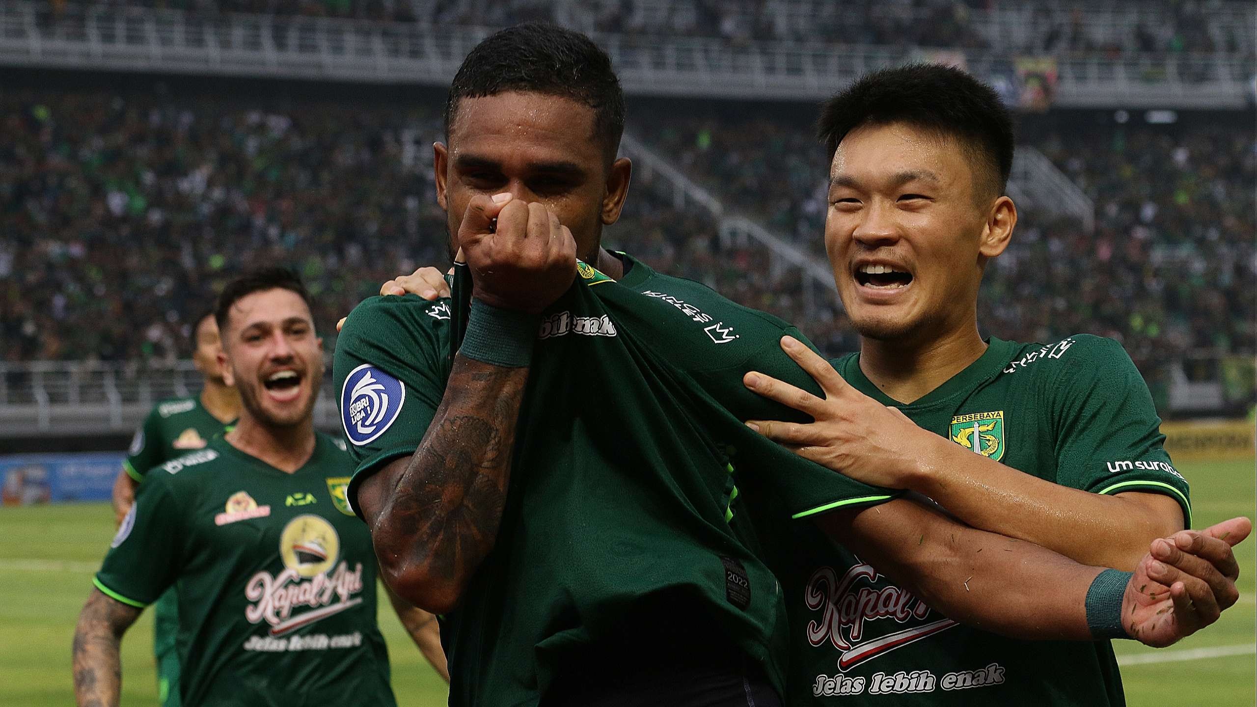 Pemain Persebaya, Silvio Junior meluapkan emosinya usai menjebol gawang Madura United. (Foto: Fariz Yarbo/Ngopibareng.id)