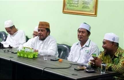 Ketua PCNU Situbondo KH. Muhyiddin Khotib (kopiah coklat) didampingi beberapa pengurus menegaskan warga NU siap mengamankan Misa atau Ibadah Natal 2022.(foto: pcnu Situbondo)