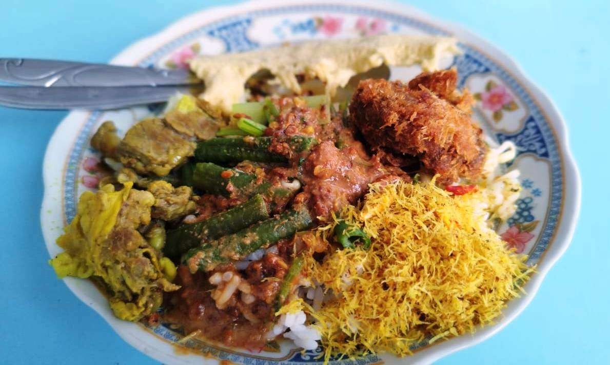 Pecel rawon istimewa sajian Warung Bu Warsi di Pasar Glagah Banyuwangi. (Foto: Muh Hujaini/Ngopibareng.id)