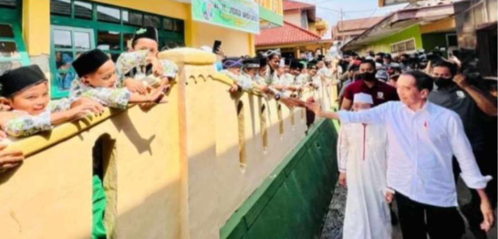 Presiden Jokowi kunjungan ke Ponpes Darul Falah dan sejumlah ruangan yang terdampak gempa Cianjur, mulai dari masjid, asrama santri, dapur, hingga rumah kiai. (Foto: BPMI Setpres)